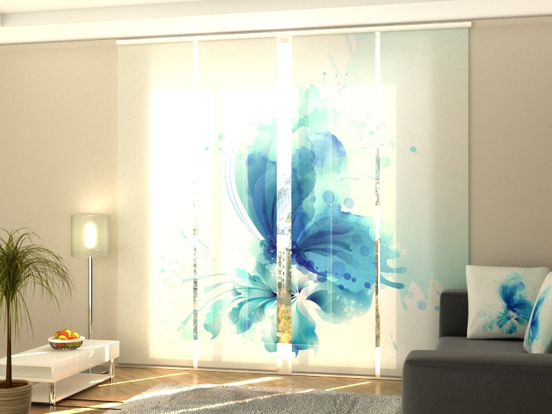 Schiebegardinen Abstrakter Schmetterling auf der blauen Blume