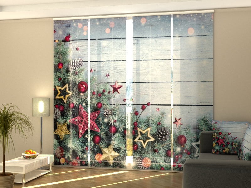 Schiebegardinen Weihnachtsdekoration aus Tannenzweigen und Sternen