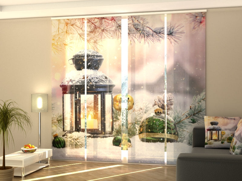 Schiebegardinen Weihnachtslaterne mit Tannenzweigen auf Schnee