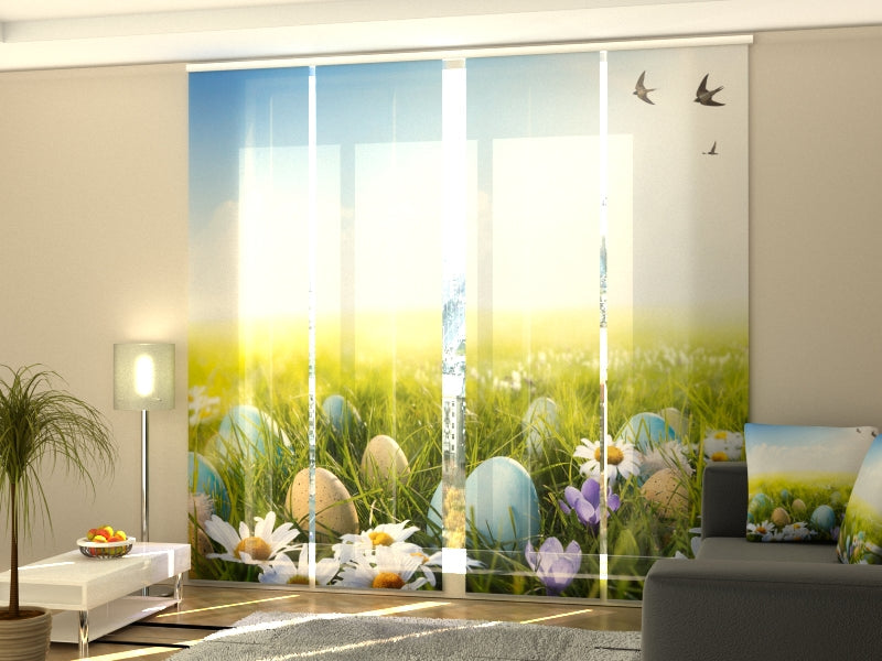 Schiebegardinen Ostereier auf dem Blumenfeld