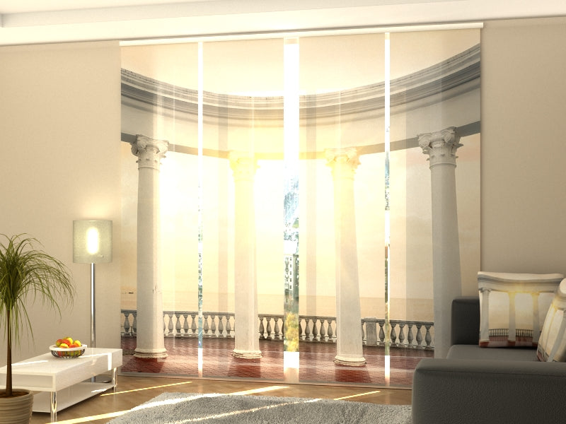 Schiebegardinen Weiße Säulen an einer Strandpromenade