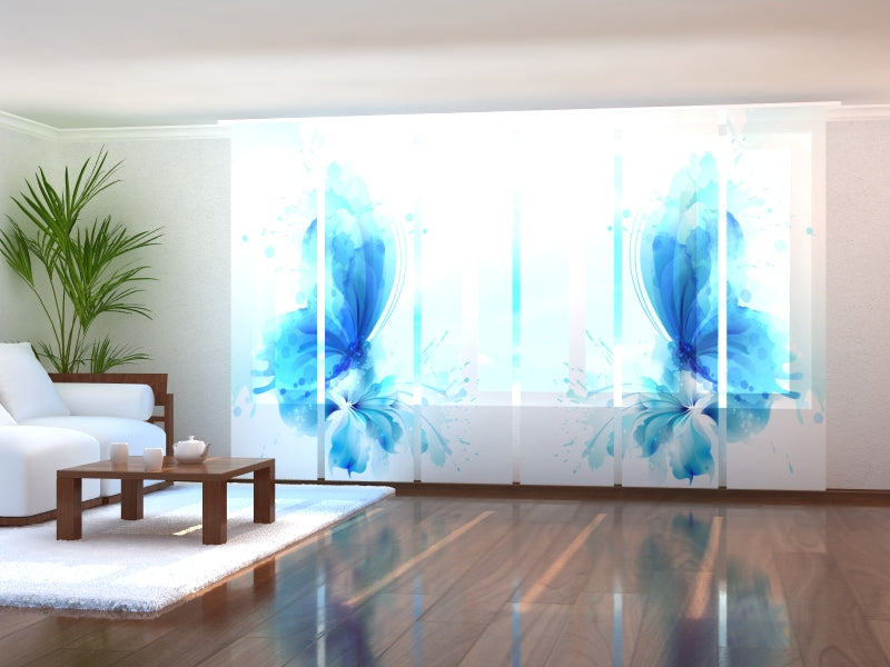 Schiebegardinen Abstrakter Schmetterling auf der blauen Blume