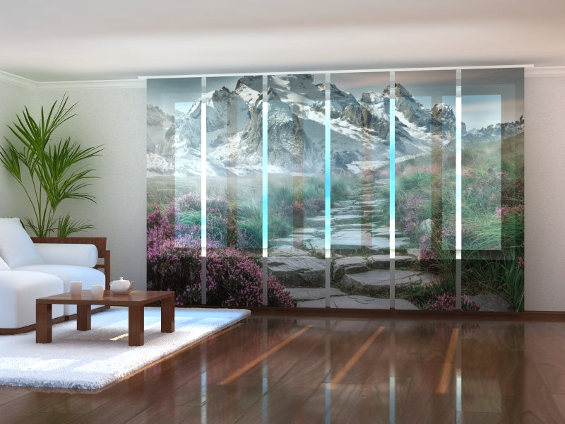 Schiebegardinen Schöner Sommernebel in den Bergen