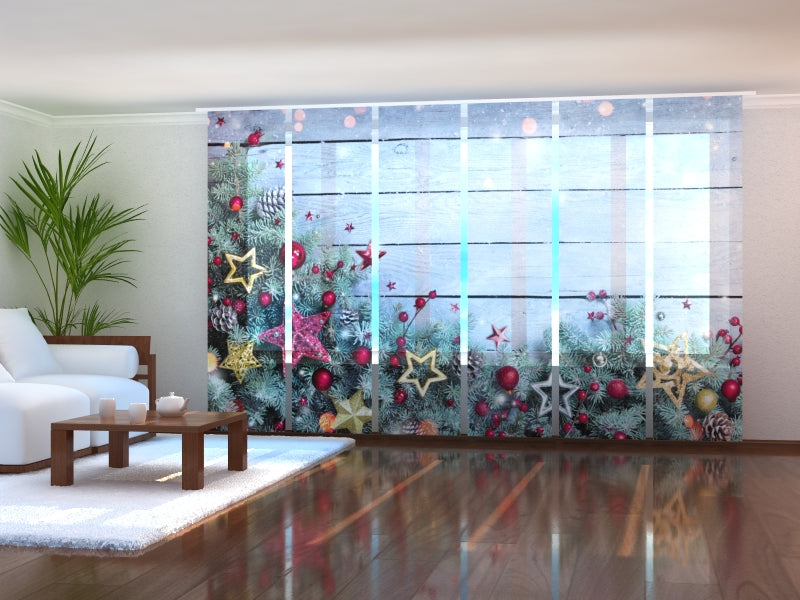 Schiebegardinen Weihnachtsdekoration aus Tannenzweigen und Sternen