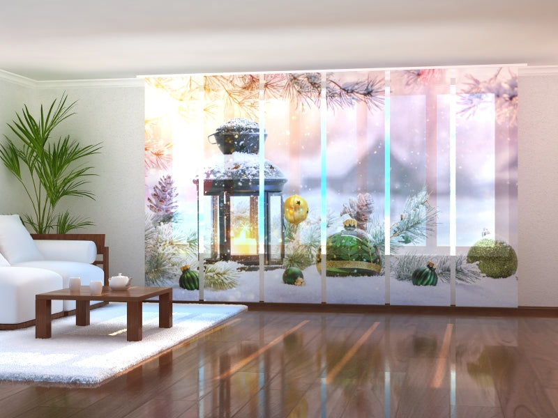 Schiebegardinen Weihnachtslaterne mit Tannenzweigen auf Schnee