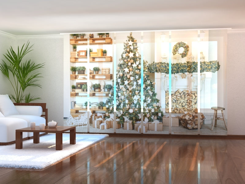 Schiebegardinen Weihnachtsbaum mit weißen und hölzernen Dekorationen