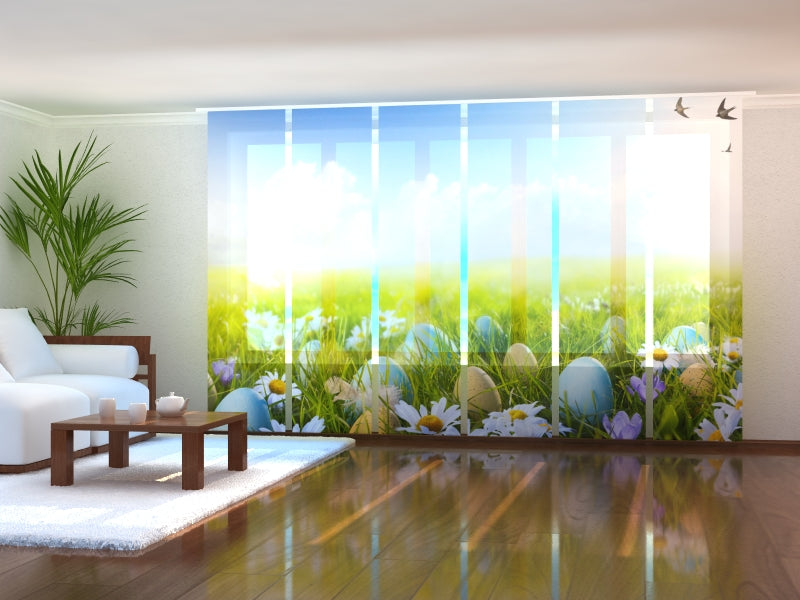 Schiebegardinen Ostereier auf dem Blumenfeld