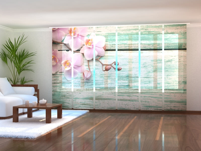 Schiebegardinen Schöne Orchideen auf einem alten blauen Wald