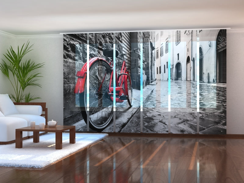 Schiebegardinen Rotes Fahrrad in der Schwarz-Weiß-Stadt