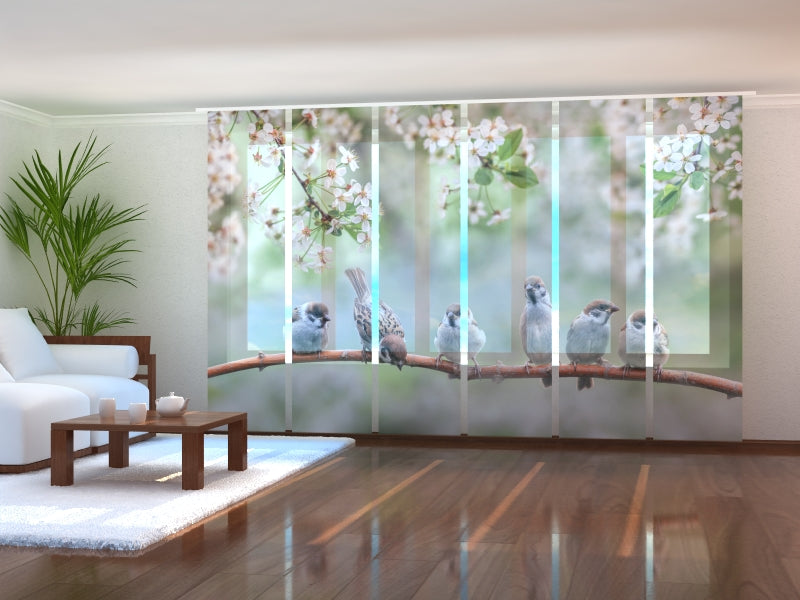 Schiebegardinen Kleine Vögel auf einem blühenden Baum