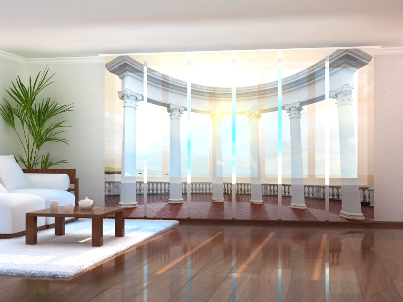 Schiebegardinen Weiße Säulen an einer Strandpromenade