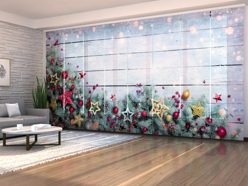 Schiebegardinen Weihnachtsdekoration aus Tannenzweigen und Sternen