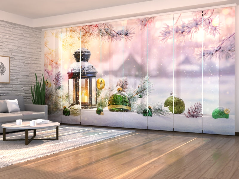 Schiebegardinen Weihnachtslaterne mit Tannenzweigen auf Schnee