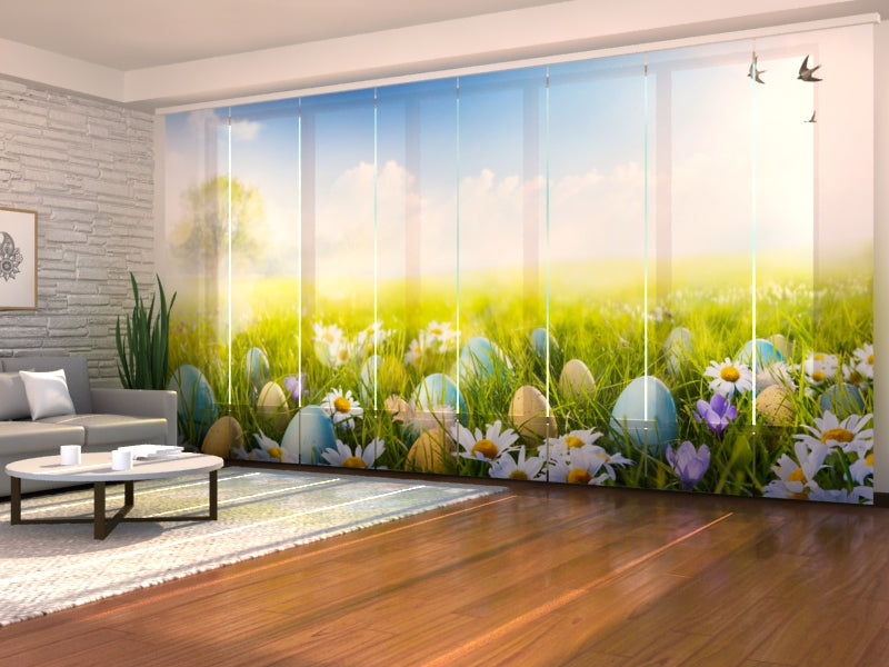 Schiebegardinen Ostereier auf dem Blumenfeld