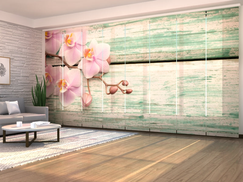 Schiebegardinen Schöne Orchideen auf einem alten blauen Wald