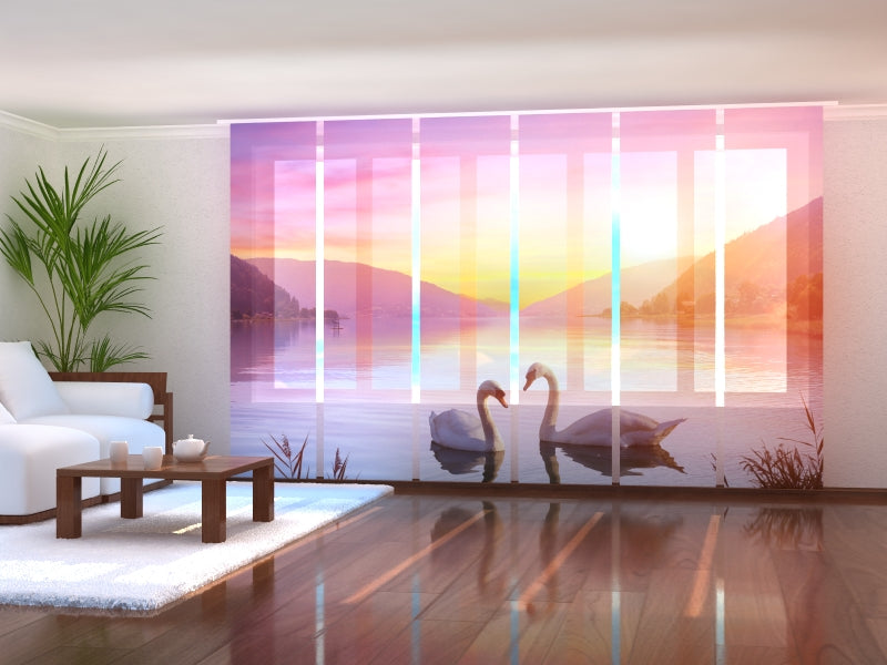 Schiebegardinen Schwäne auf dem See bei Sonnenaufgang