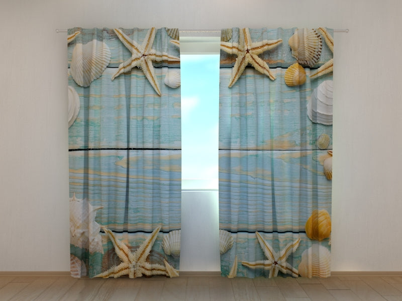 Fotogardine Muscheln auf altem Holz