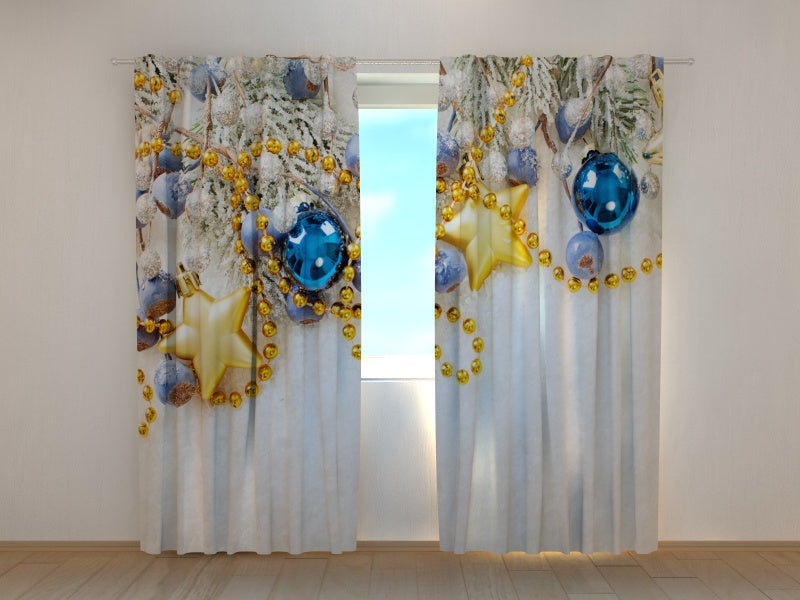 Fotogardine Weihnachtsdekorationen im Schnee