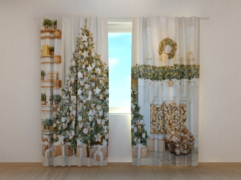 Fotogardine Weihnachtsbaum mit weißen und hölzernen Dekorationen
