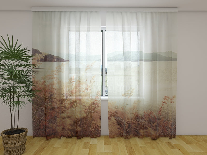 Fotogardine Gras und Berge im Vintage-Stil