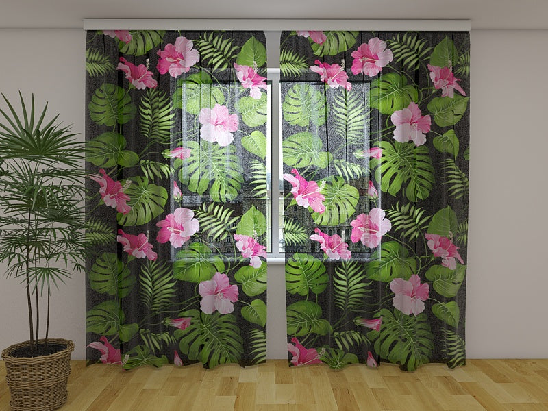 Fotogardine Tropische Blumen auf dem Schwarzen