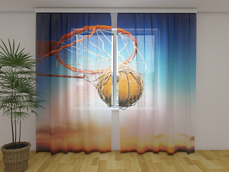 Fotogardine Basketballball im Netz