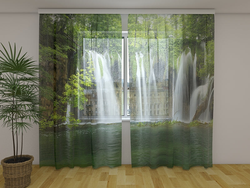 Fotogardine Großer Wasserfall im Wald