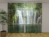 Fotogardine Großer Wasserfall im Wald