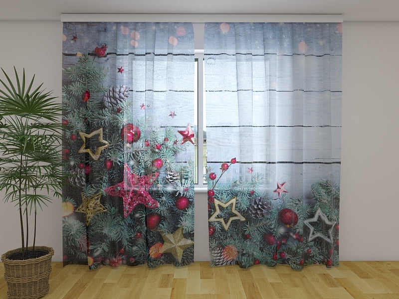 Fotogardine Weihnachtsdekoration aus Tannenzweigen und Sternen