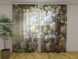 Fotogardine Weihnachtsbaum mit goldenem Retro-Spielzeug