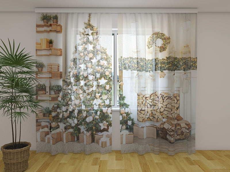 Fotogardine Weihnachtsbaum mit weißen und hölzernen Dekorationen