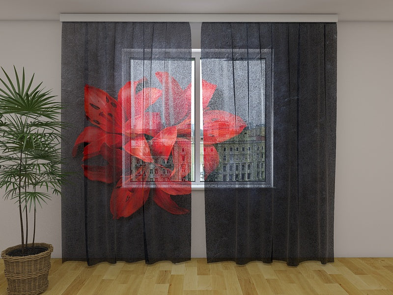 Fotogardine Rote Lilien auf einem Stein