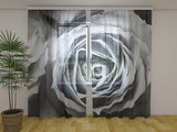 Fotogardine Rosen in Schwarz- und Weißtönen