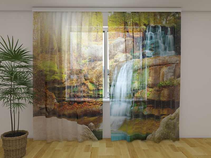 Fotogardine Wasserfall im Herbstwald