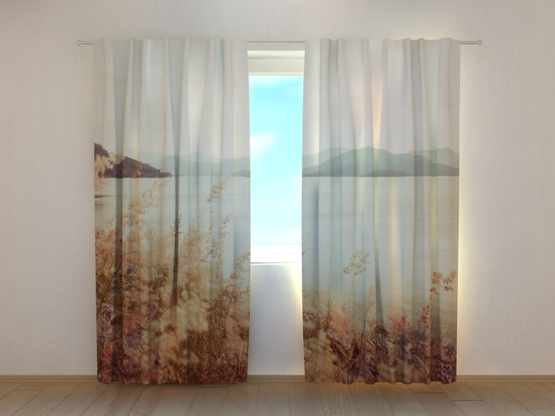 Fotogardine Gras und Berge im Vintage-Stil