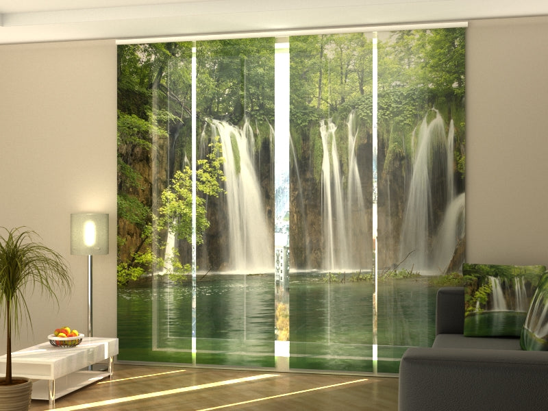 Schiebegardinen Großer Wasserfall im Wald