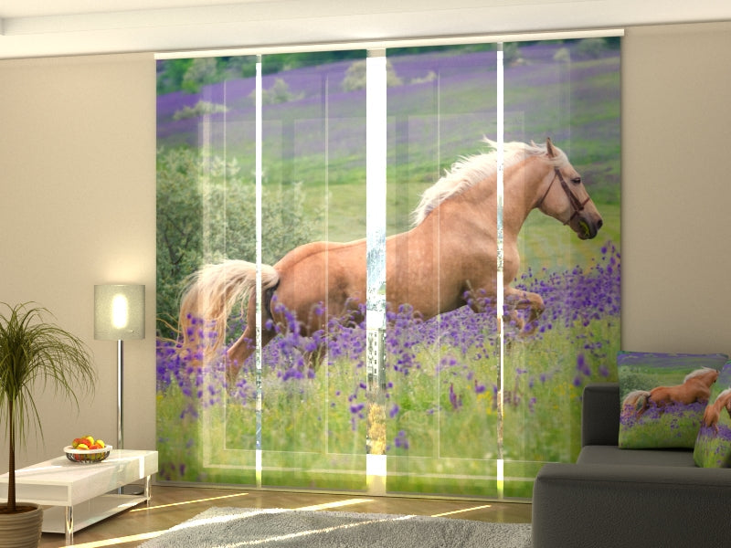 Schiebegardinen Palomino-Pferd auf dem Blumenfeld