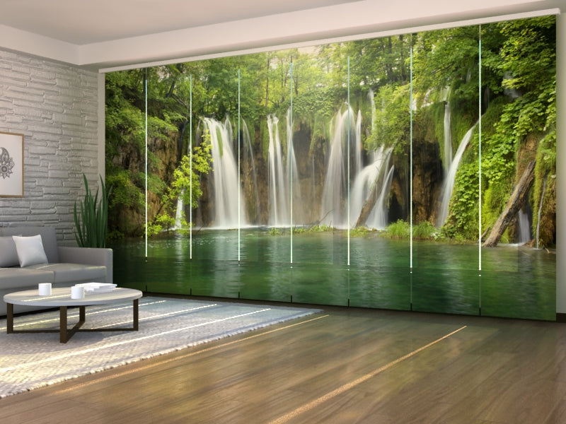 Schiebegardinen Großer Wasserfall im Wald