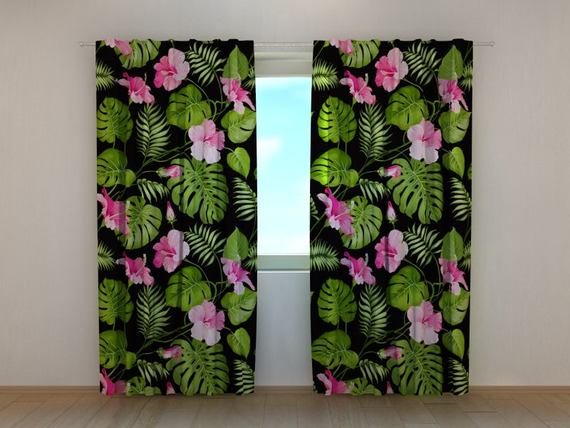 Fotogardine Tropische Blumen auf dem Schwarzen