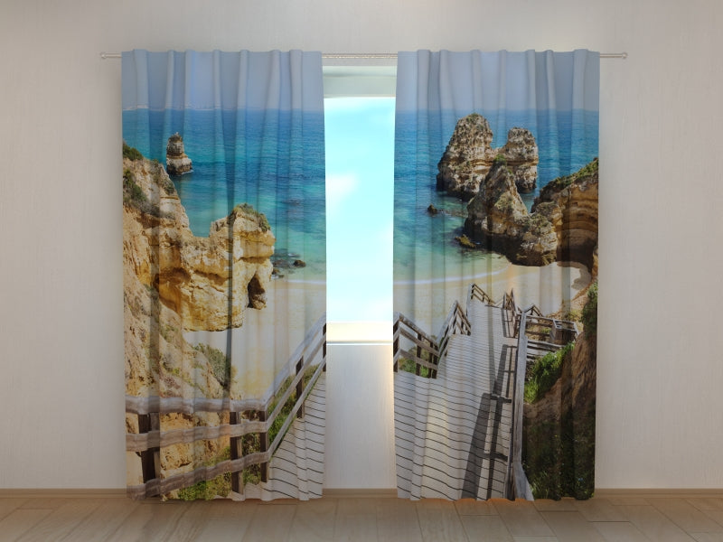 Fotogardine Holztreppe zu einem wunderschönen Strand an der Algarve